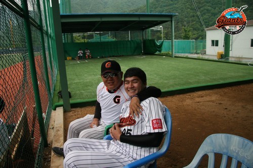 5월 31일 상동구장 스케치 (이영준 트레이닝 코치와 정태승 선수)